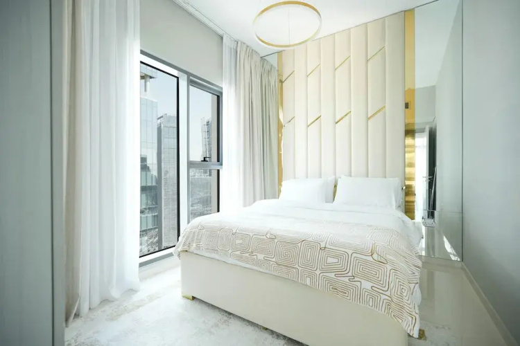 KeyRock Living - Lakeview Luxury