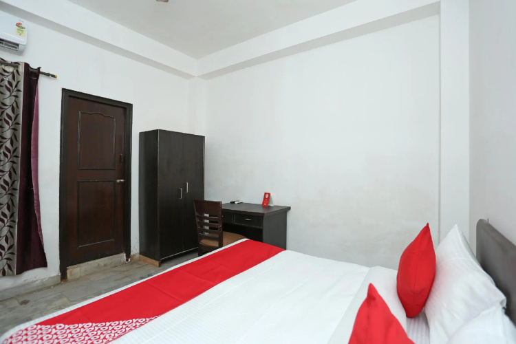 OYO Flagship 14059 Raghav Hotel