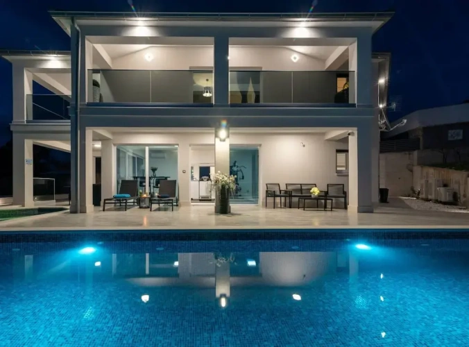6 Bedrooms Villa