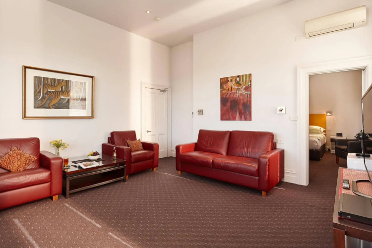 Auldington Hotel
