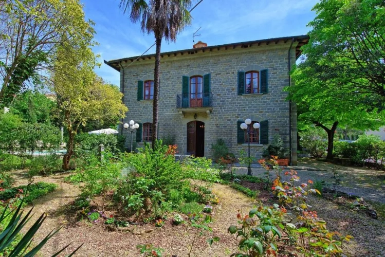5 Bedrooms Villa