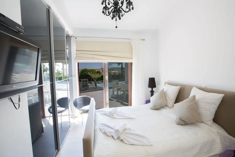 4 Bedrooms Villa with garden view