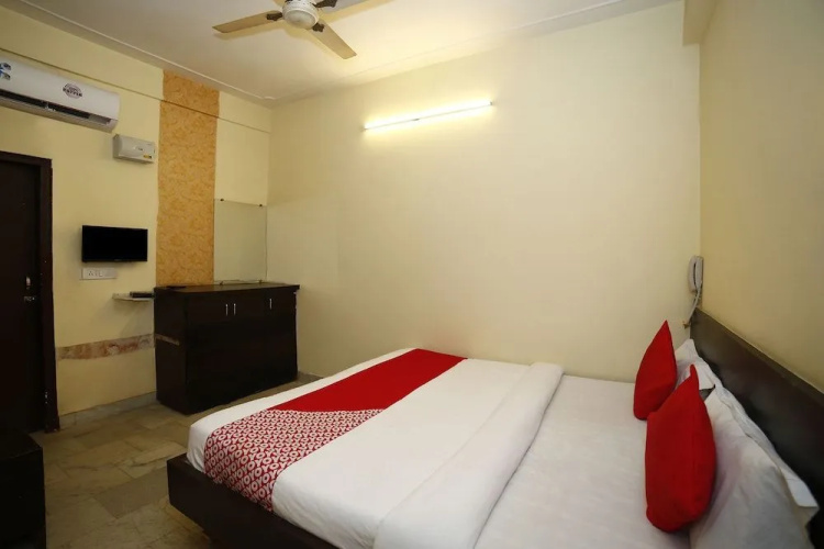 OYO 17326 Aashirwad Guest House