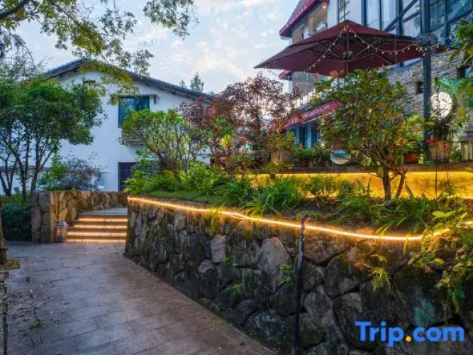lake light Homestay
