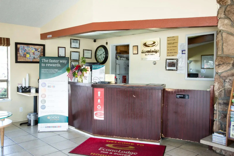 Econo Lodge Inn & Suites