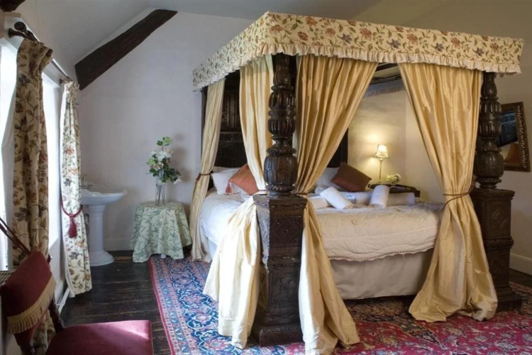 Bickleigh Castle Hotel