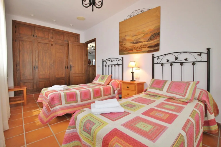1053 Villa Seral