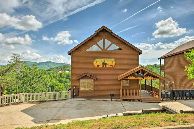 Private Cabin w/ Tree Top Mtn Views: Pets Welcome