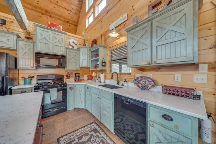 Hot Tub + Fire Pit: Broken Bow 'honeymoon Cabin'