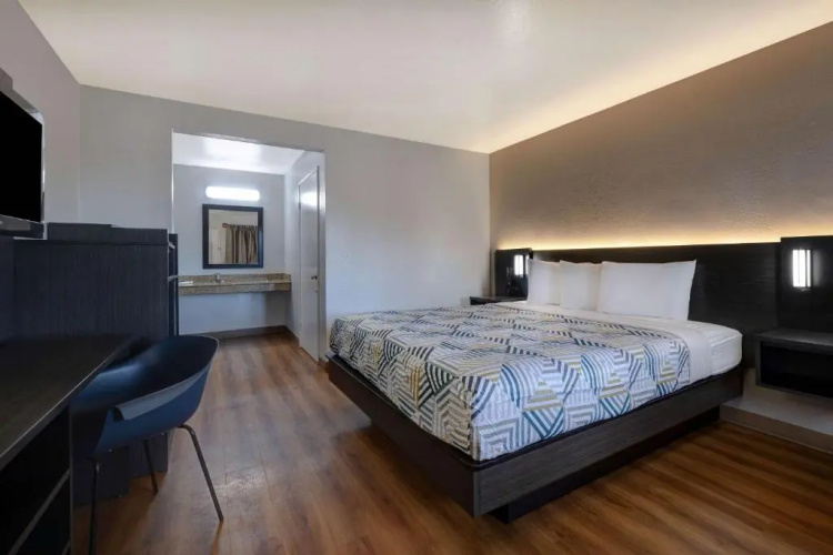 Motel 6 Buttonwillow, CA Central