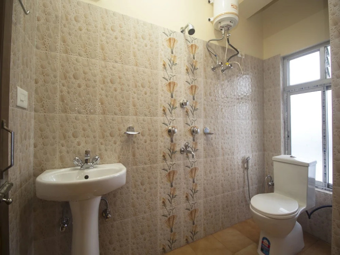 OYO 12370 Royal Sarava