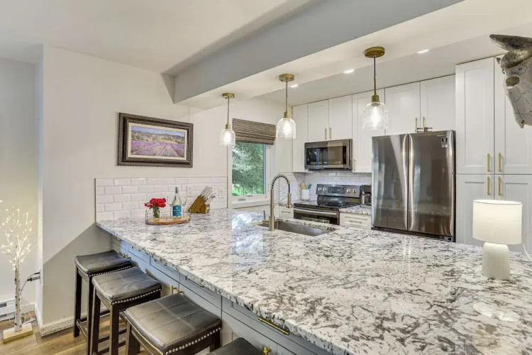 Hike, Ski & Golf: Fully Renovated Edwards Townhome