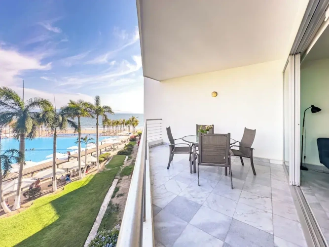 2 Bedrooms Apartment with balcony and beachfront