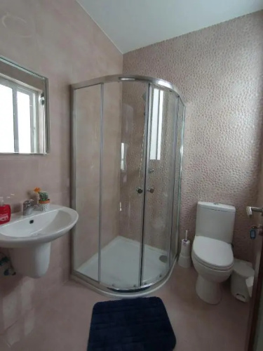 F11-3 Room 2 single beds shared bathroom in shared Flat