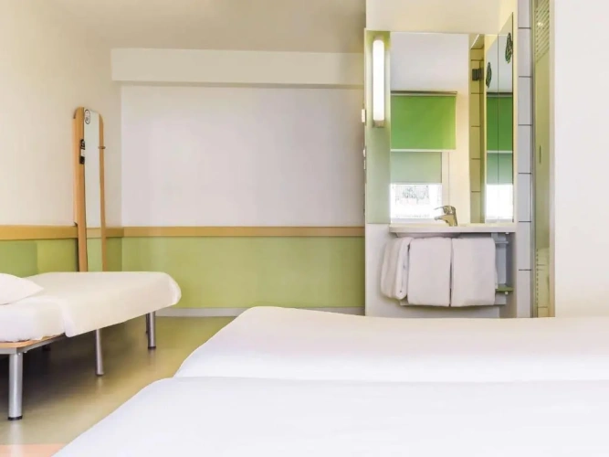 Standard Triple room
