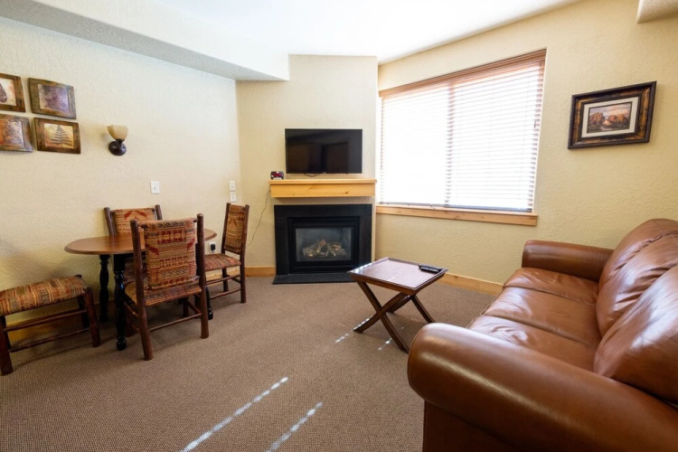 Silverado Lodge - 1 BR Suite, King Bed & Pool View by RedAwning
