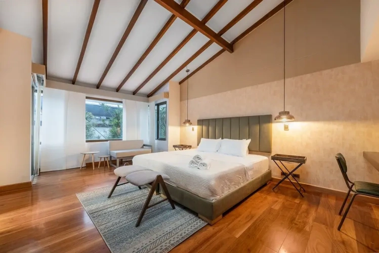 5 Bedrooms Villa