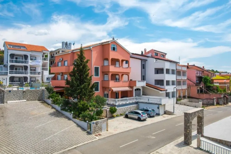 2 Bedrooms Apartment