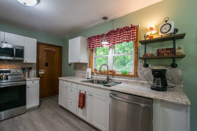 Charming 2BR w Firepit Mountain Views