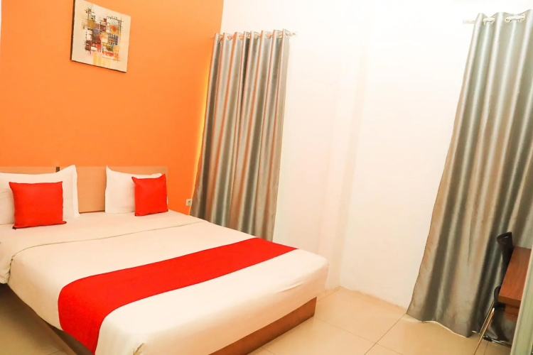 De Nearby Hotel