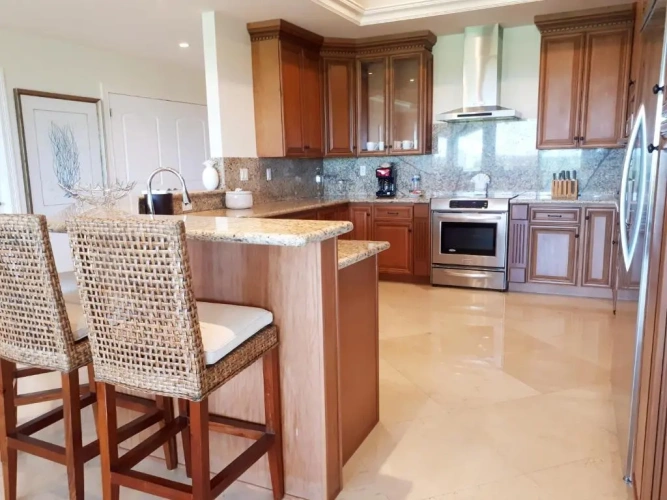 3 Bedrooms Apartment