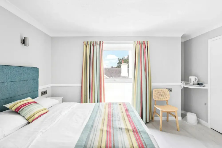 Waters Edge Hotel
