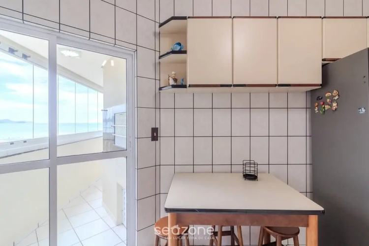 3BR Seafront apt w/ BBQ in Itapema Con0101