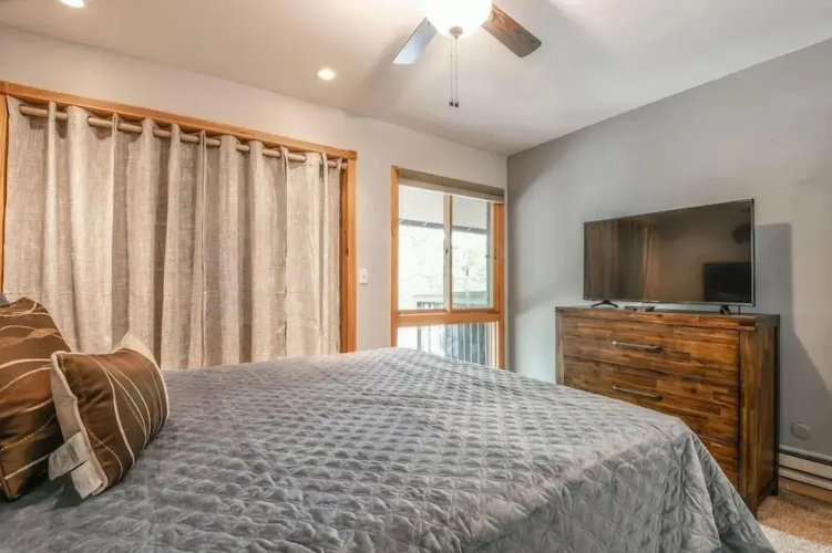 1014 Wild Irishman 2 Bedroom Condo by Redawning