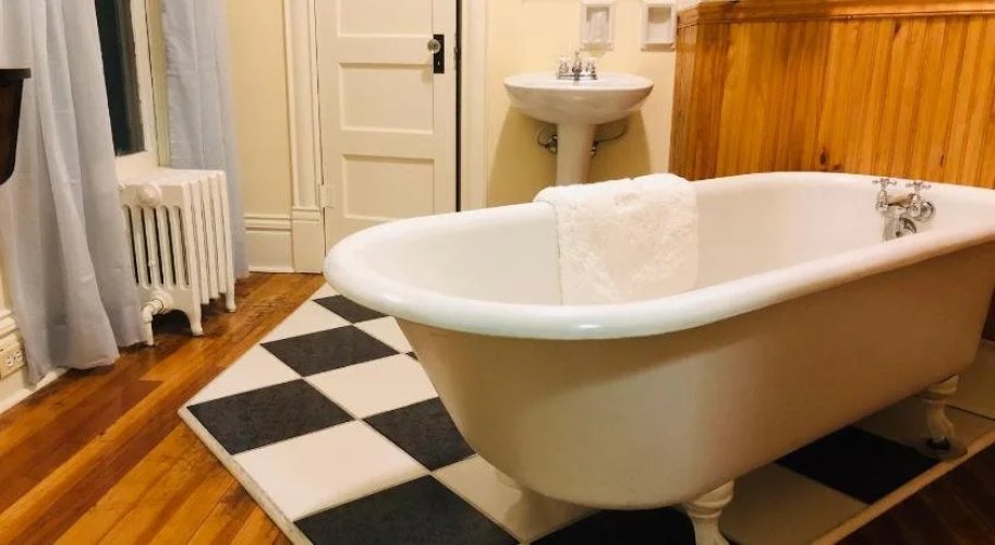 Historic Mansion House Inn
