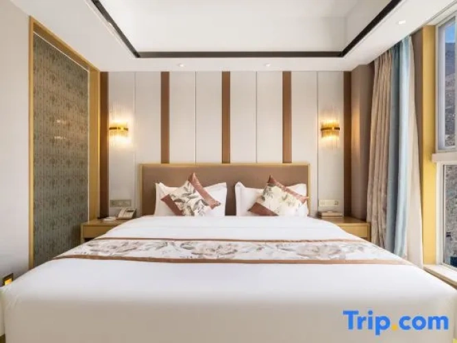 Executive Family Suite with mountain view