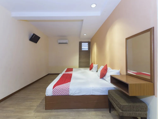 OYO 415 Straits Settlement Inn