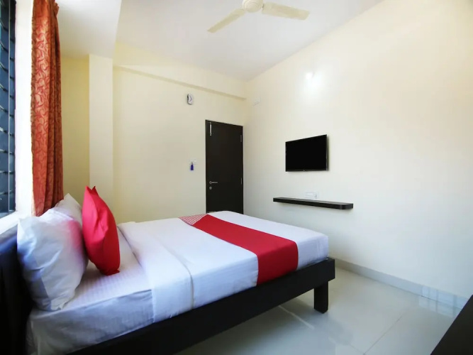 OYO 13595 VT Residency