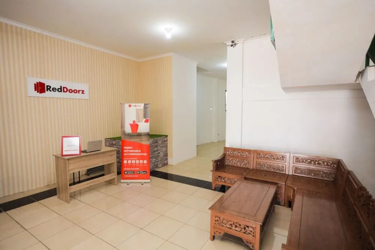 RedDoorz near Plaza Araya 2