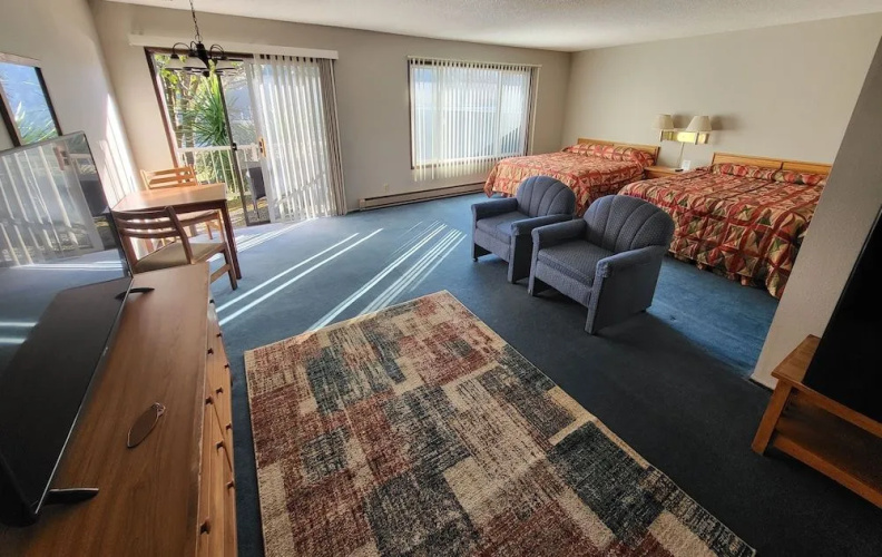 Lakeshore Lodge