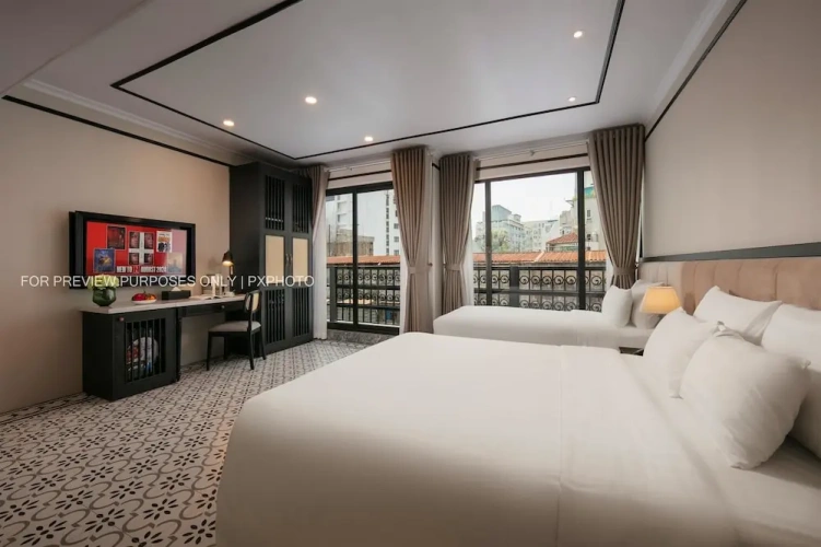 Standard Quadruple room with city view