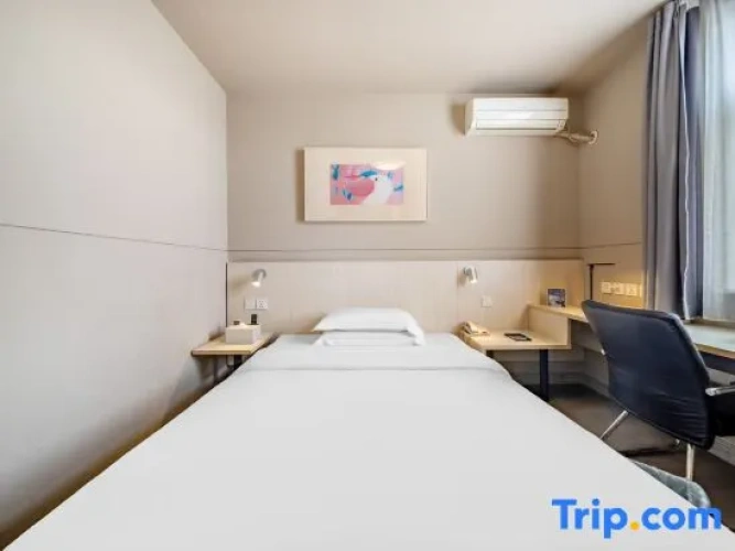 Standard Twin room with street view