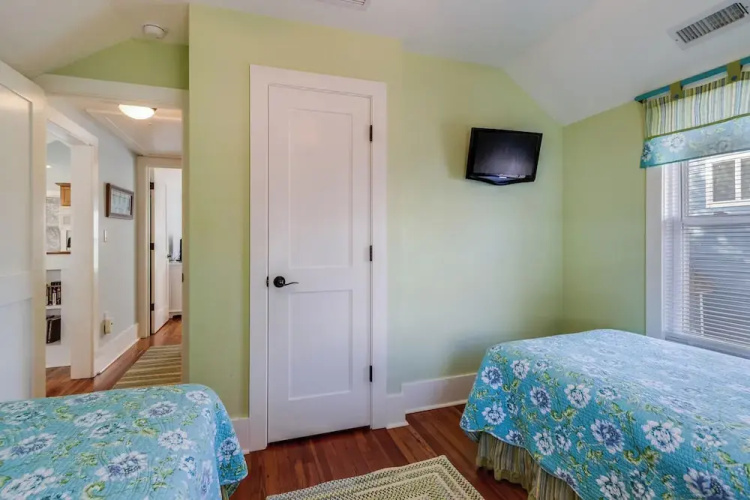 Laurel Street 222c