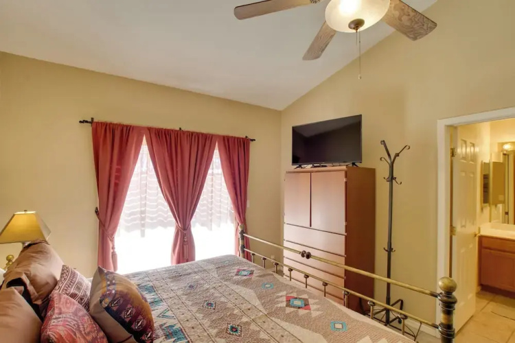 7 Mi to Mill Ave: Bbq-ready Mesa Townhouse