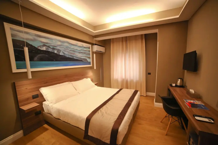 7th Floor Suite
