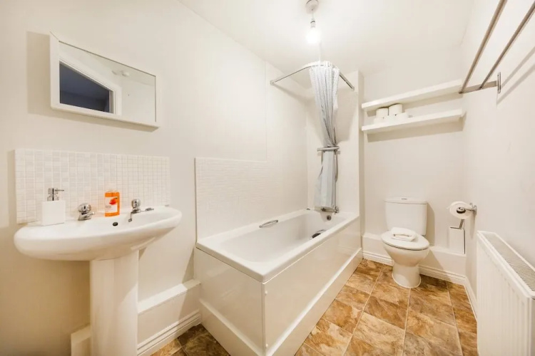 Bristol Apartment with Parking