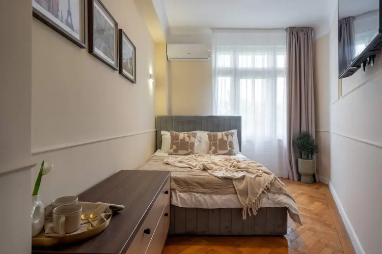 Romanian Athenaeum Flat - Refined 3BR Steps from Calea Victoriei