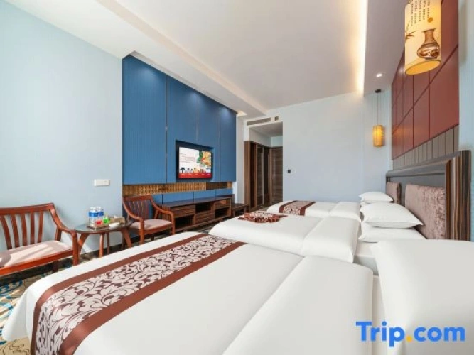 Standard Triple room with street view