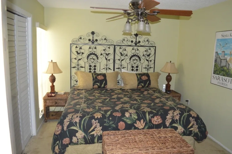 2 Bedrooms Comfort room with bay view