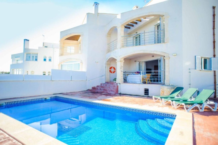 4 Bedrooms Villa
