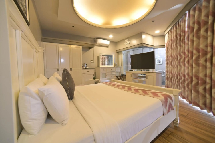 Paragon Hotel and Suites