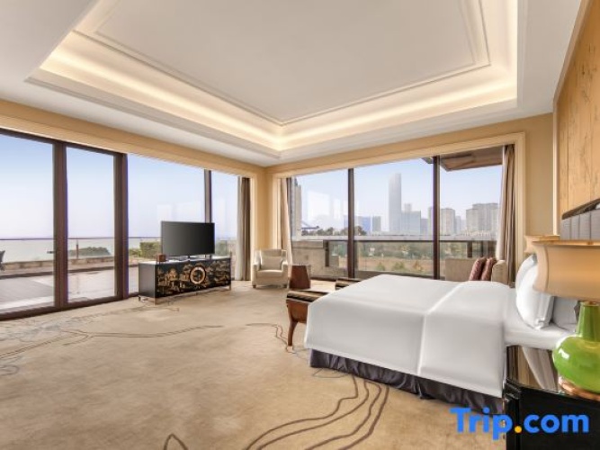 2 Bedrooms Premier Family Suite with lake view
