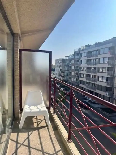 Huswell - Bright Beach Retreat With Balcony