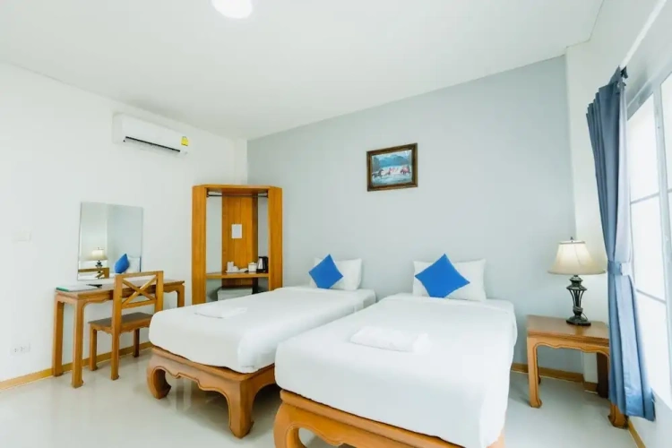 Standard Twin room with river view