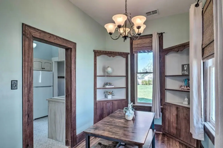 Lake Charles Cottage w/ Fireplace & Yard!