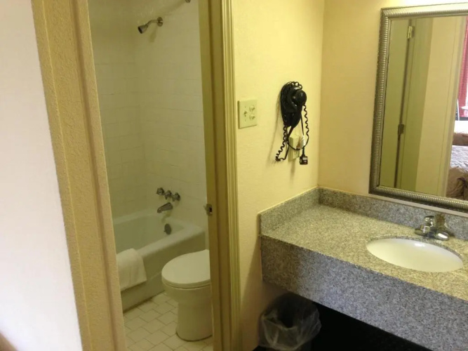 EZ Travel Inn